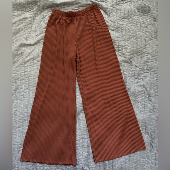 Uniqlo Brown Pleated Flowy Pants - Picture 2 of 4